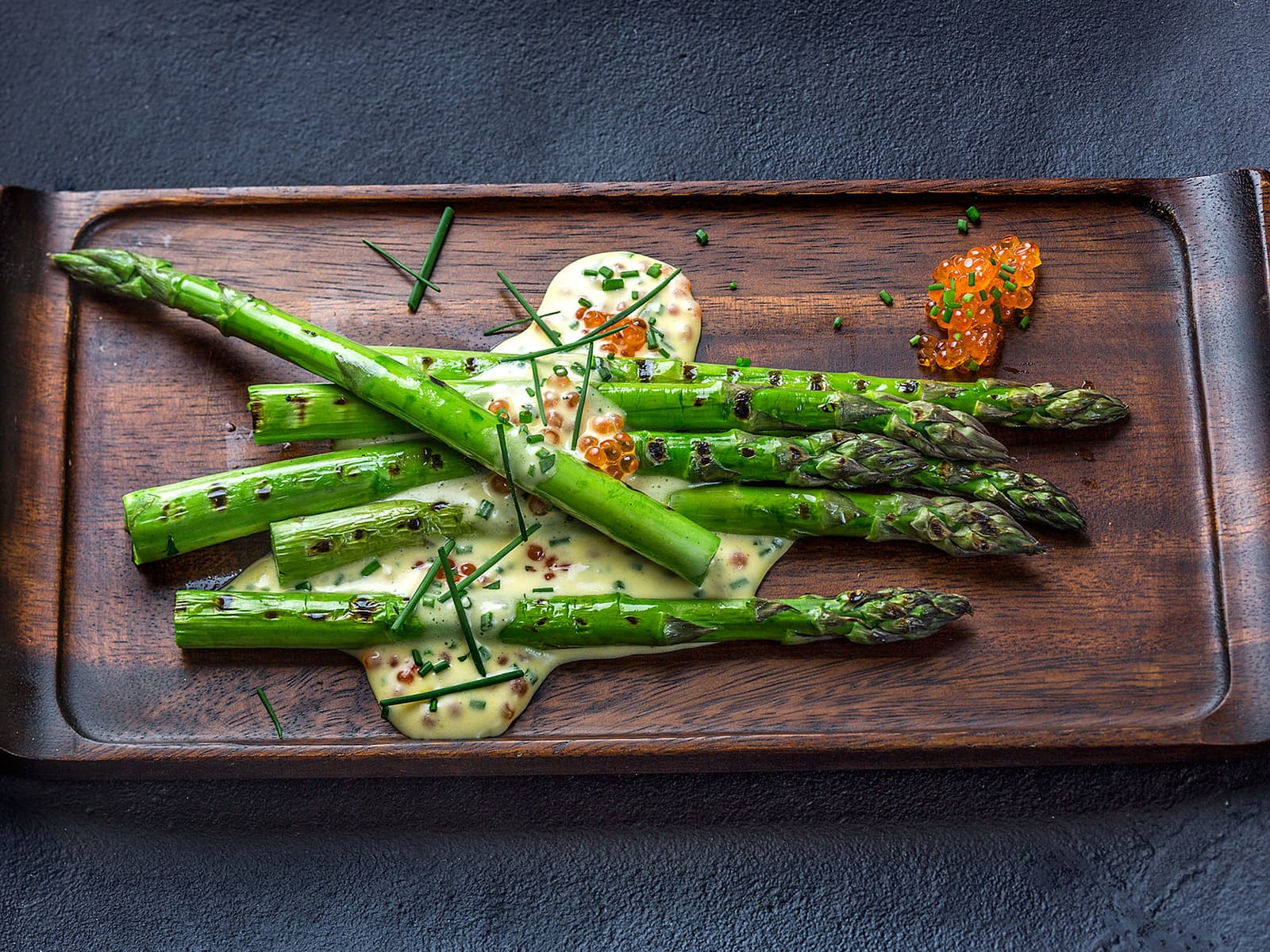 Grillede grønne asparges med mousselinesaus og lakserogn