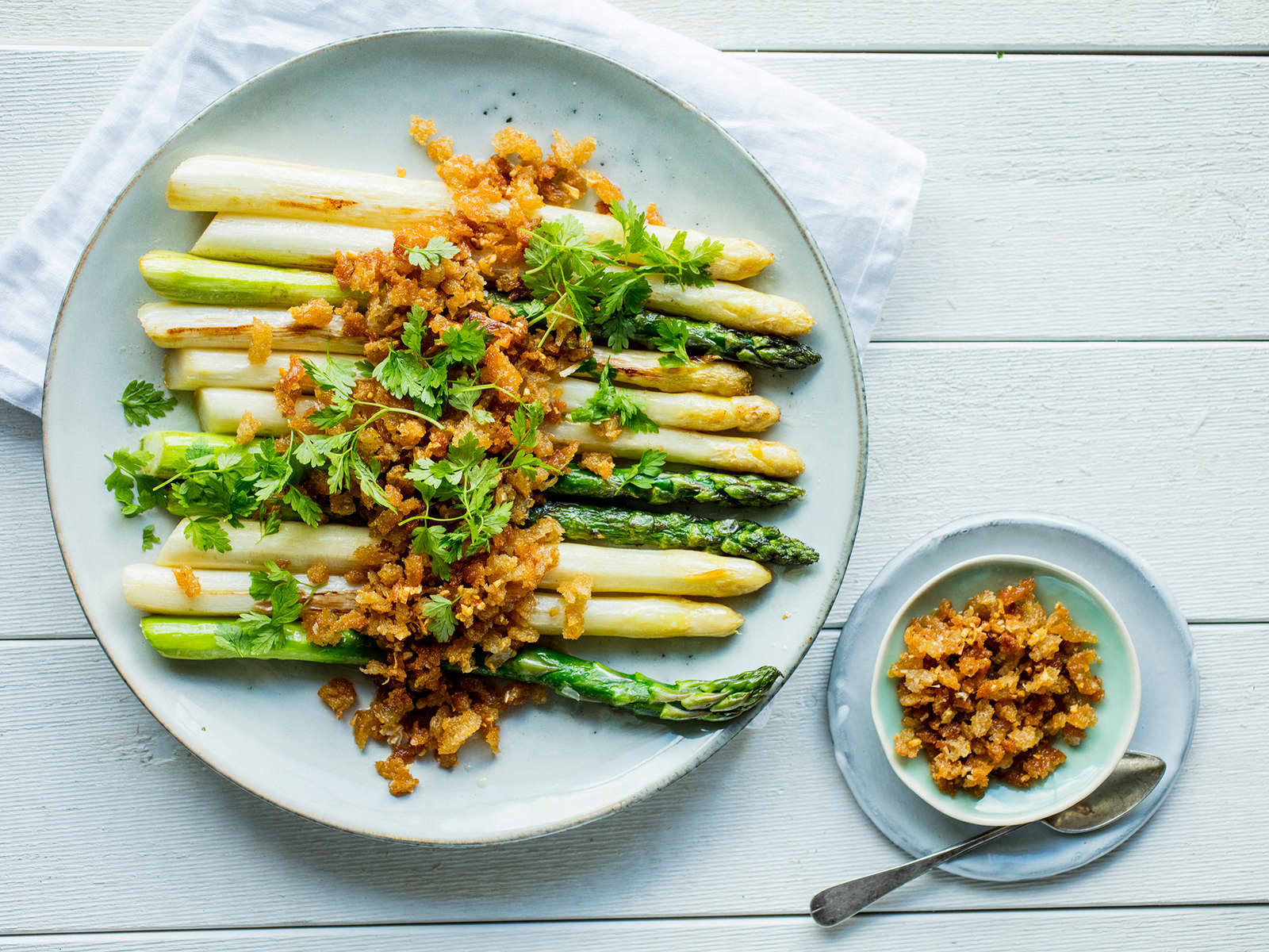 Grønne og hvite asparges med sprøtt dryss