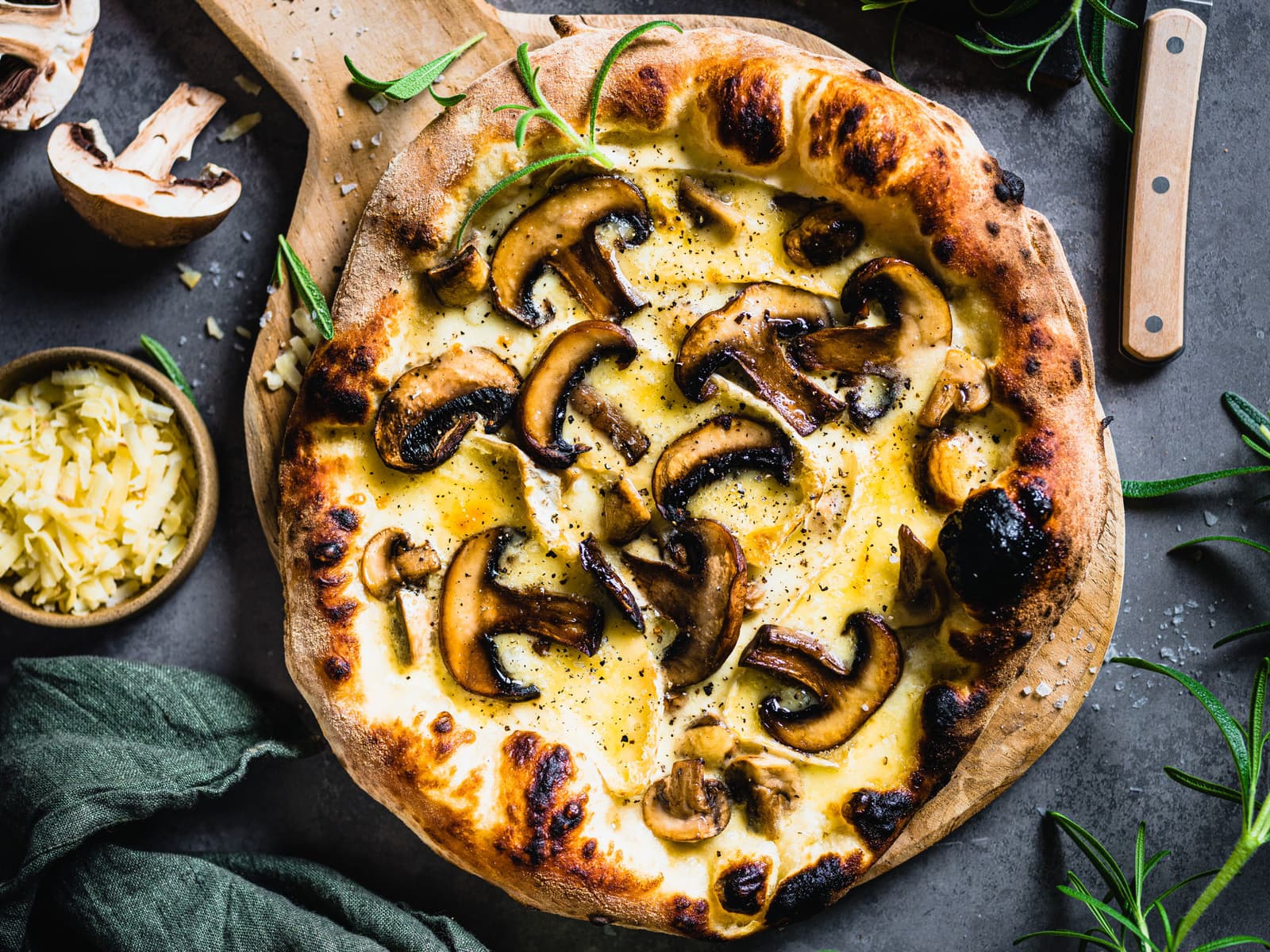 Hvit pizza med sopp og rødkittost