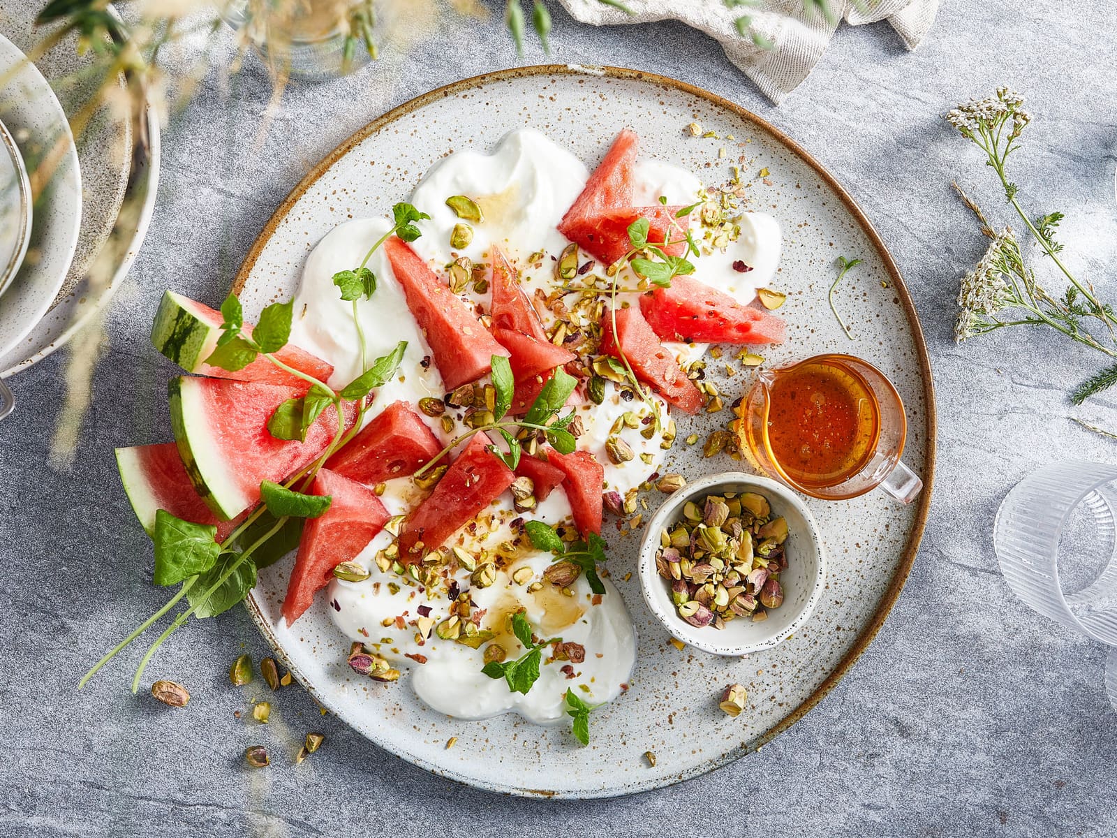 Gresk yoghurt med vannmelon, nøtter og honning