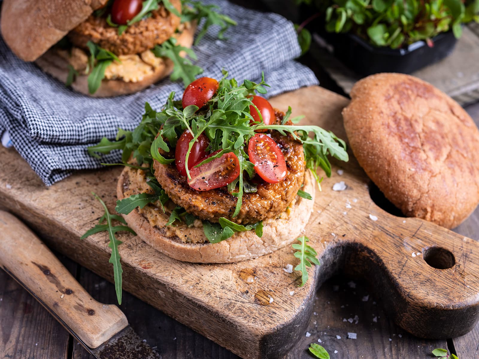 Vegetarburger med hummus