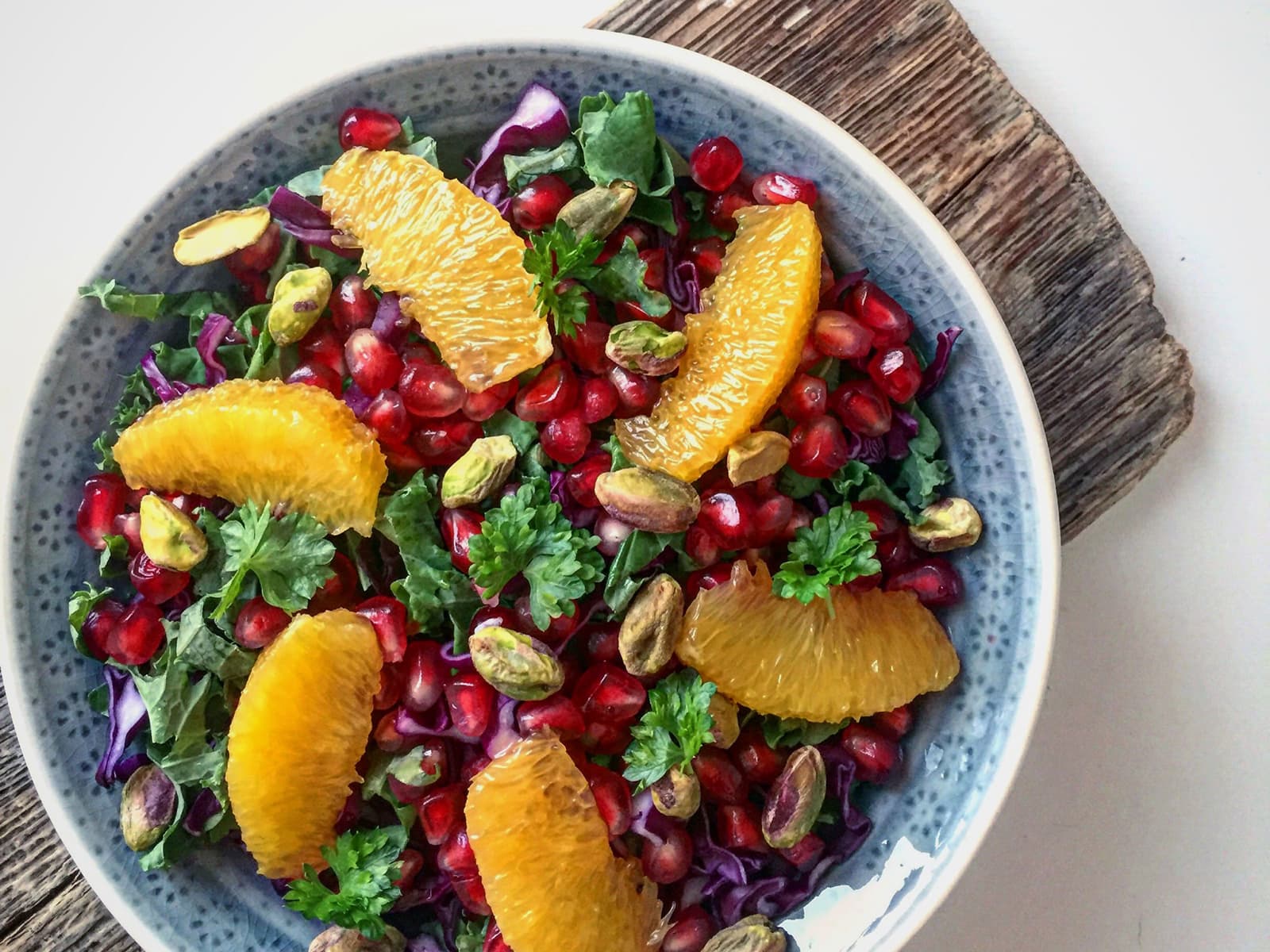Salat med grønnkål, rødkål, granateple, appelsin og pistasjnøtter