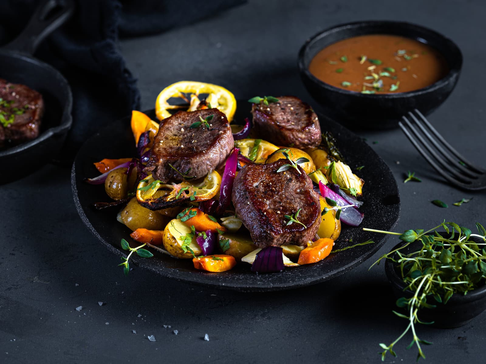 Stekt Angus biff med ovnsbakte poteter og cognacsaus