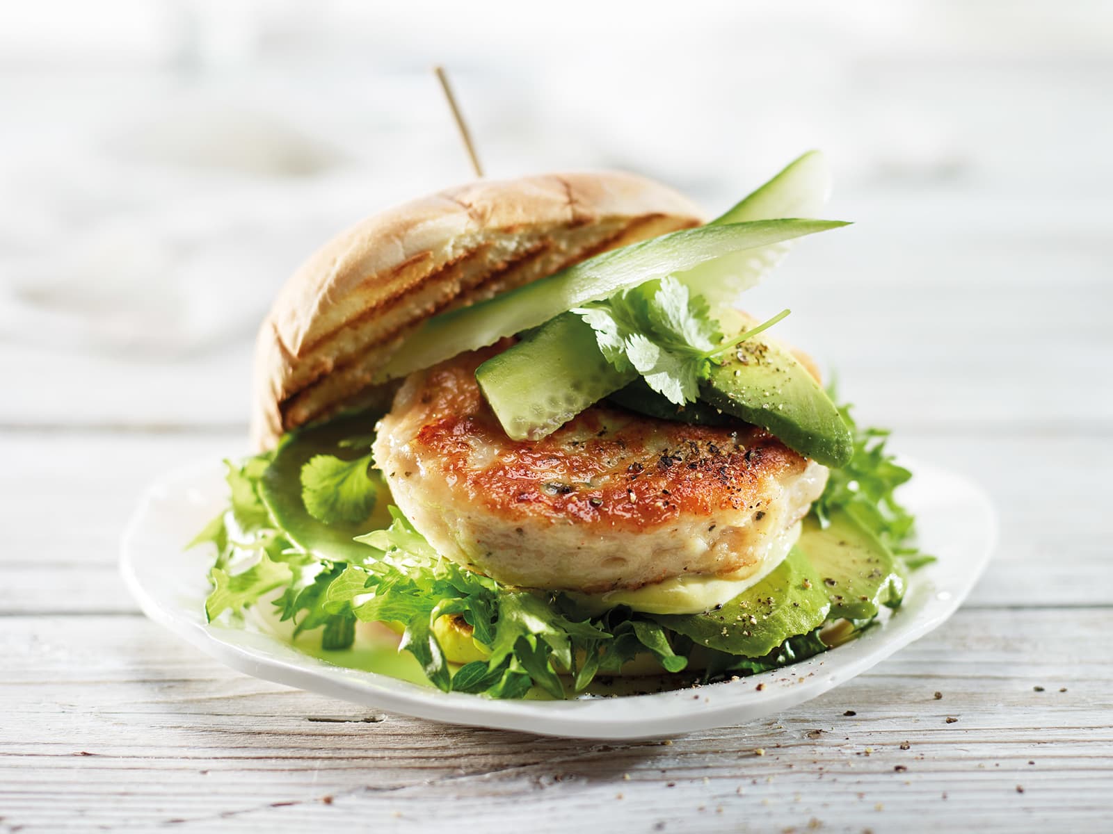 Grov fiskeburger med avokado