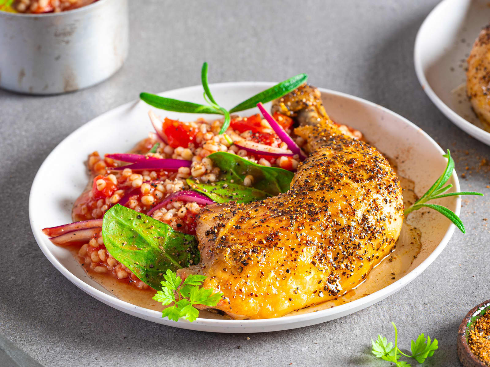 Ovnsbakte kyllinglår med byggryn og tomat