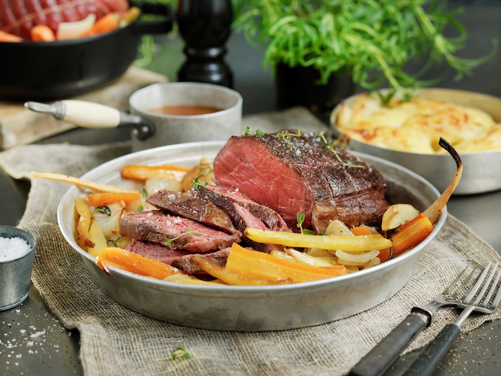 Surret oksestek med rotgrønnsaker