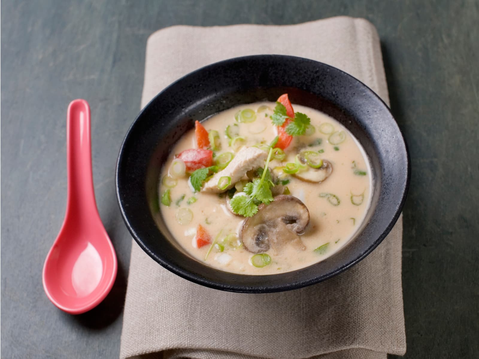 Kalkunsuppe med vårløk, kokosmelk og sjampinjong