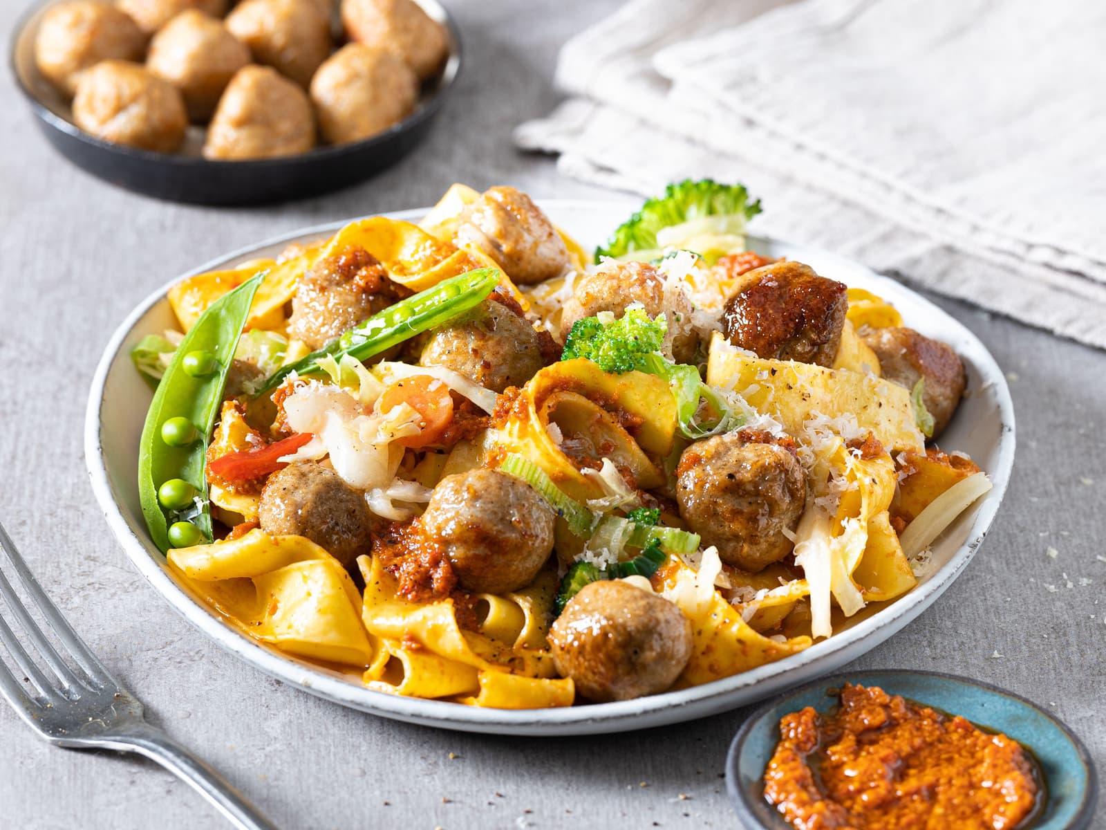 Pasta med kjøttboller og rød pesto