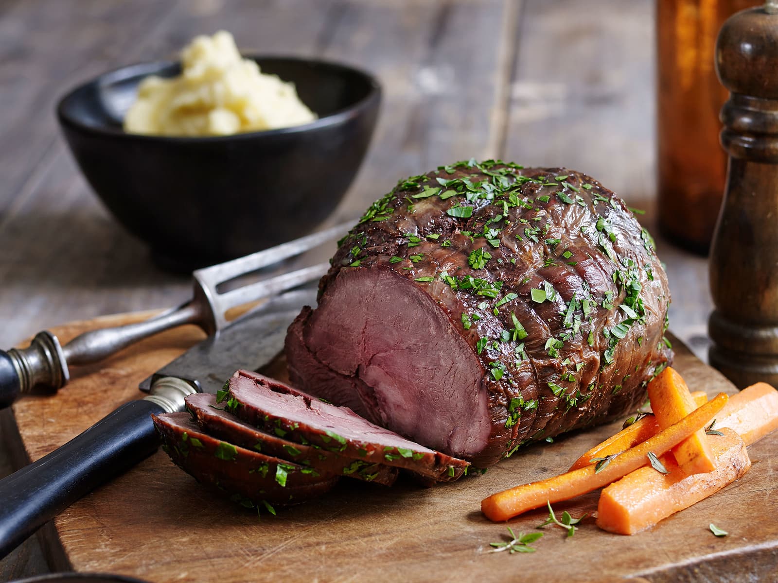 Hjortestek med potetstappe og tyttebær