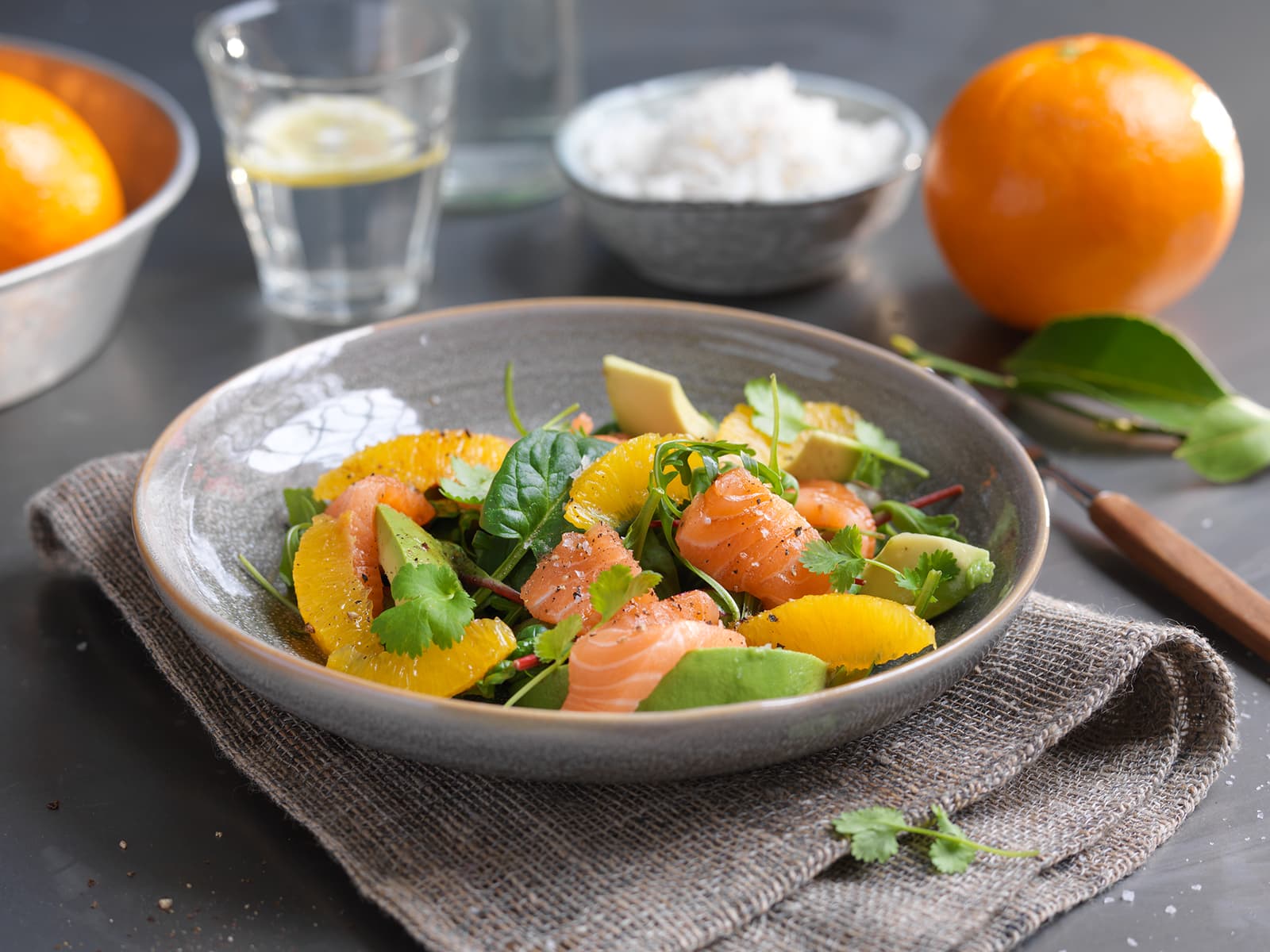 Salat med laks, appelsin og avokado