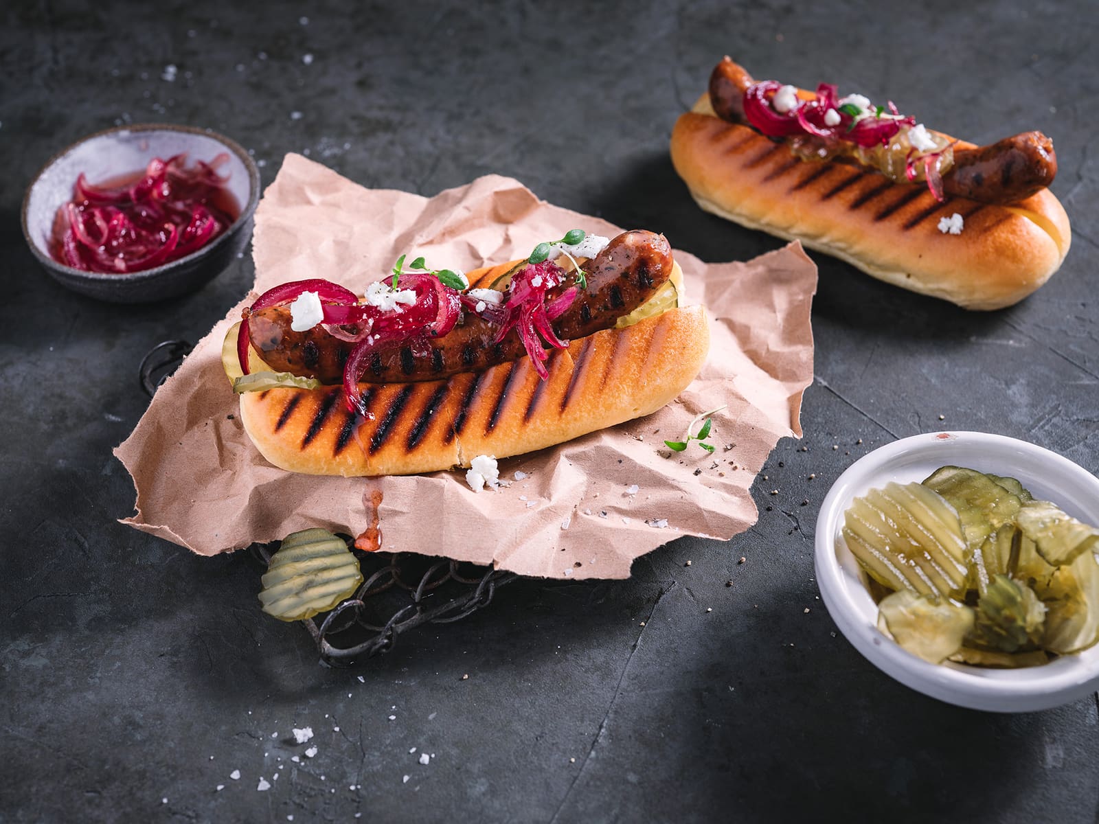 Lammepølse med feta og syltet rødløk