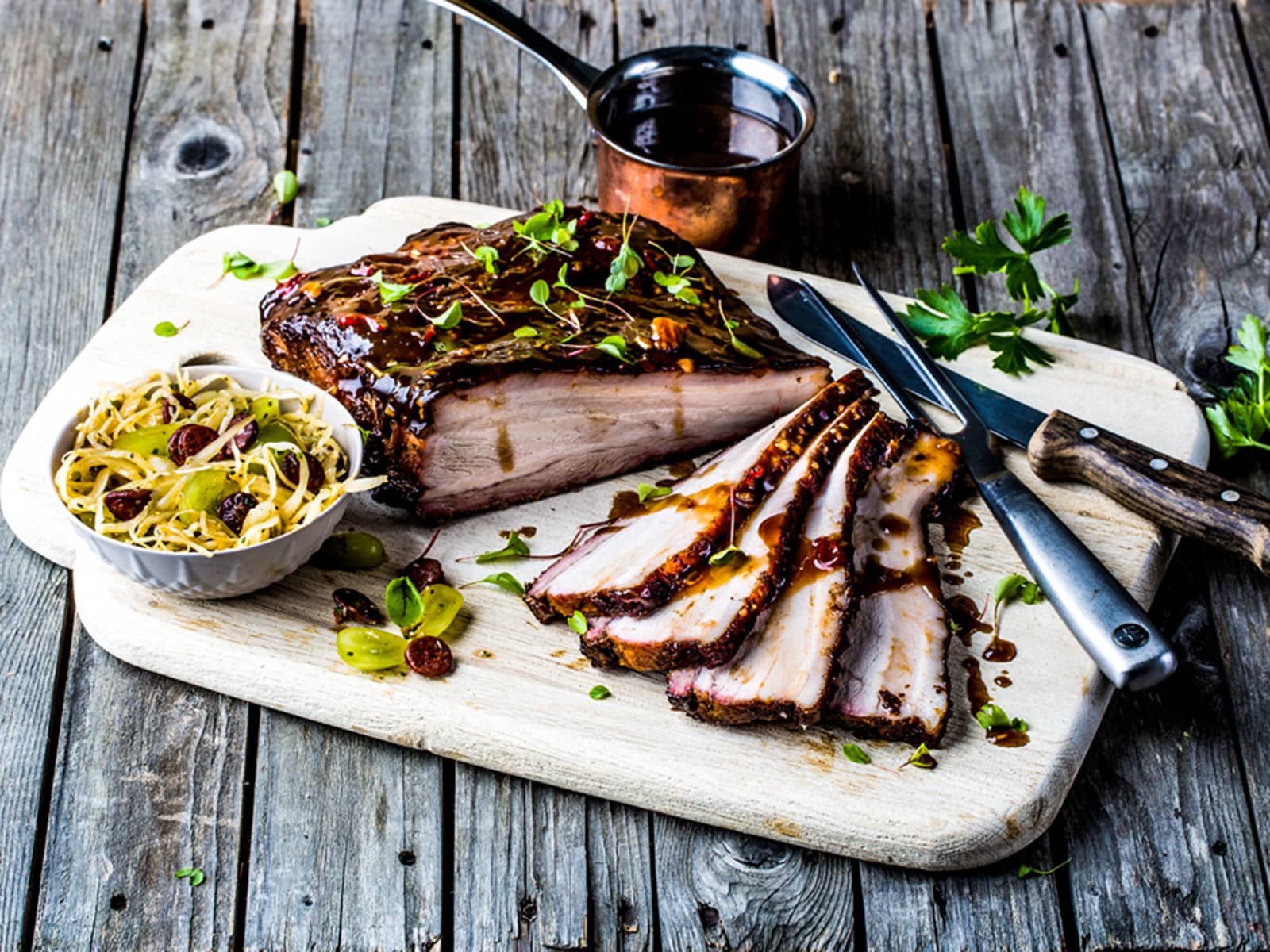 Ribbe med BBQ glaze og kålsalat