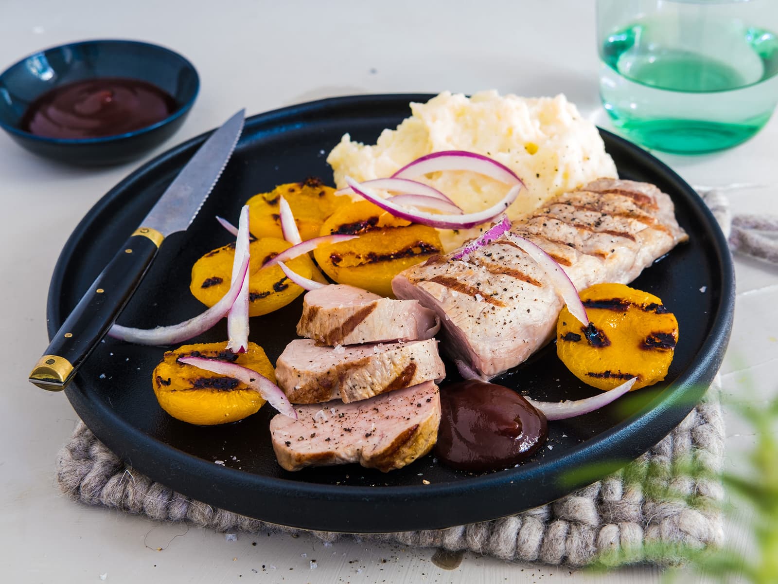 Grillet svinefilet med fersken, potetmos og BBQ saus