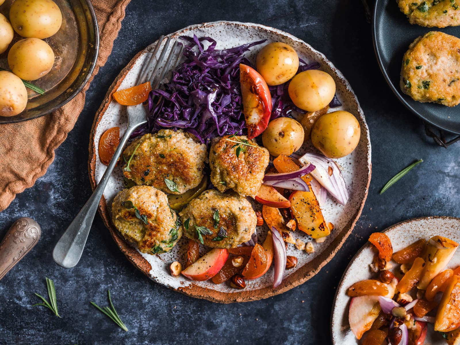 Vegisterkaker med rødkål, eple og aprikos