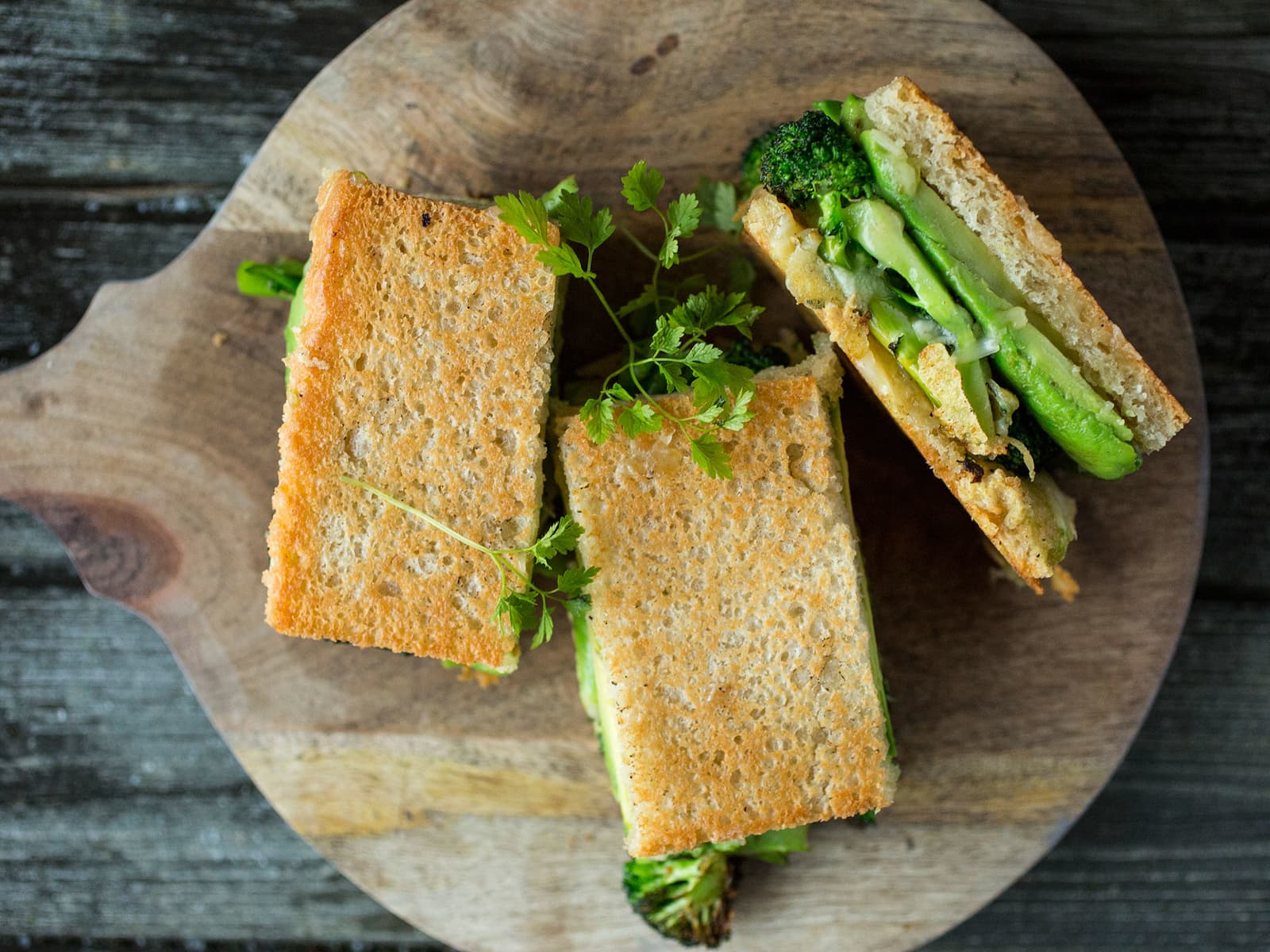 Ostesandwich med brokkoli og avokado