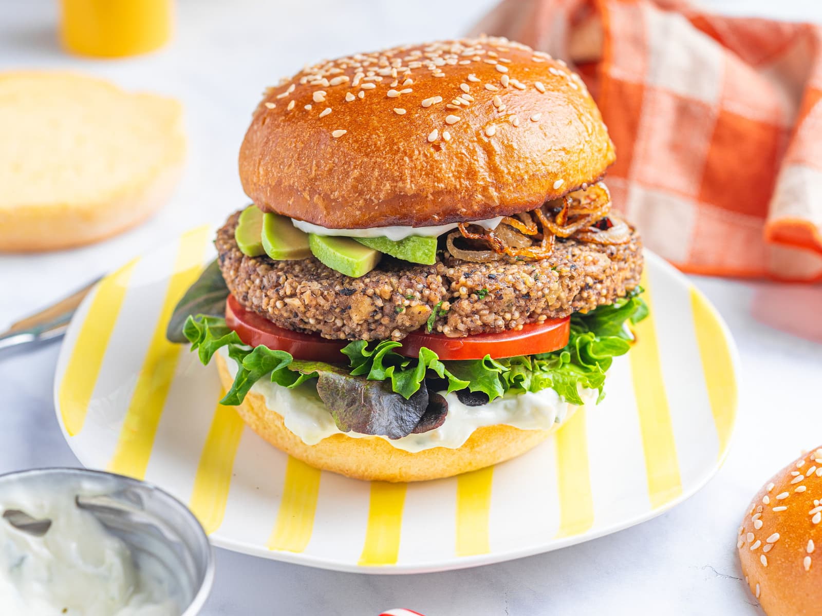 Vegetarburger av quinoa og svarte bønner