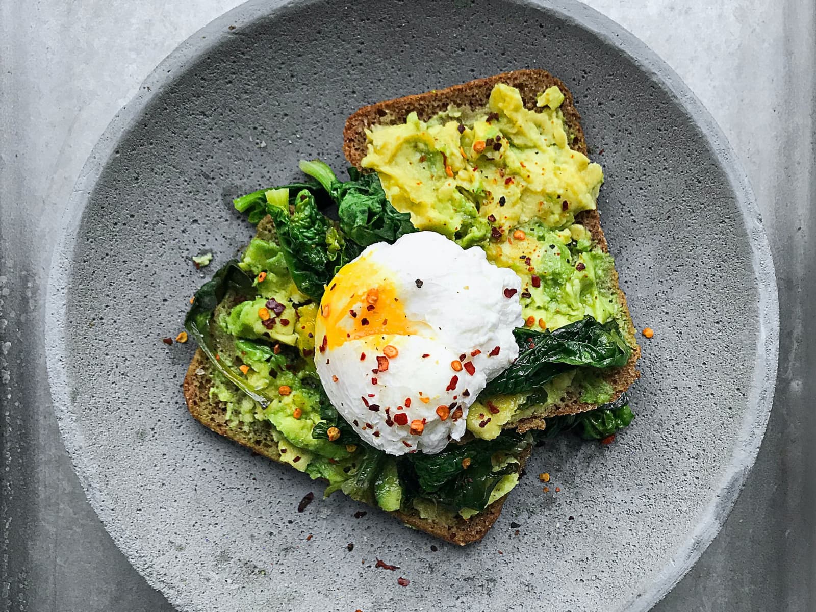 Toast med avokado og egg