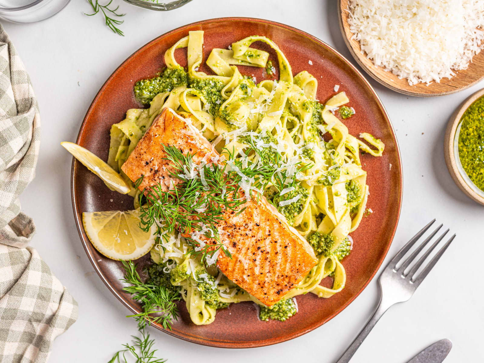 Pasta med pesto og laks