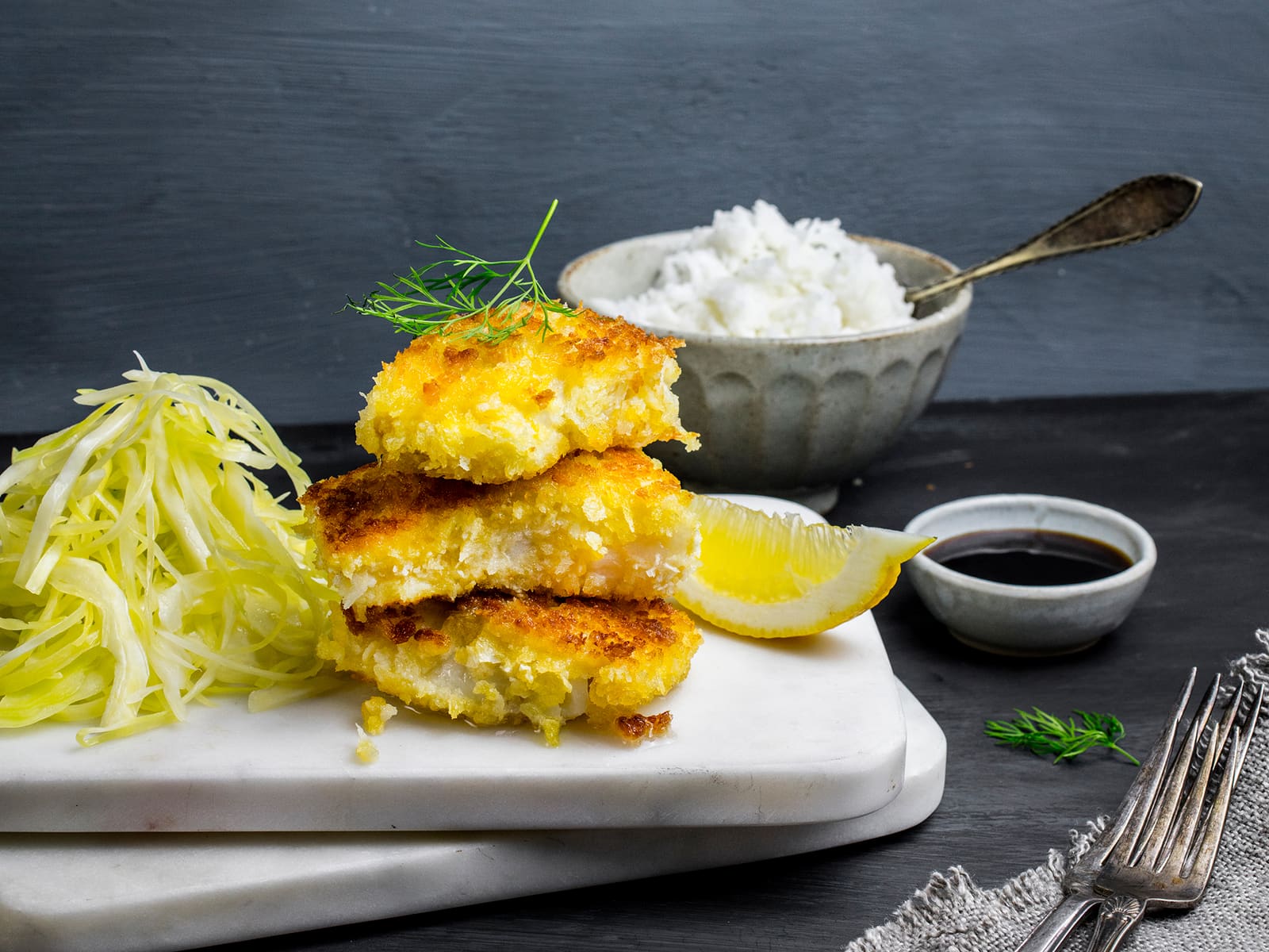 Panert fisk med kålsalat og ris