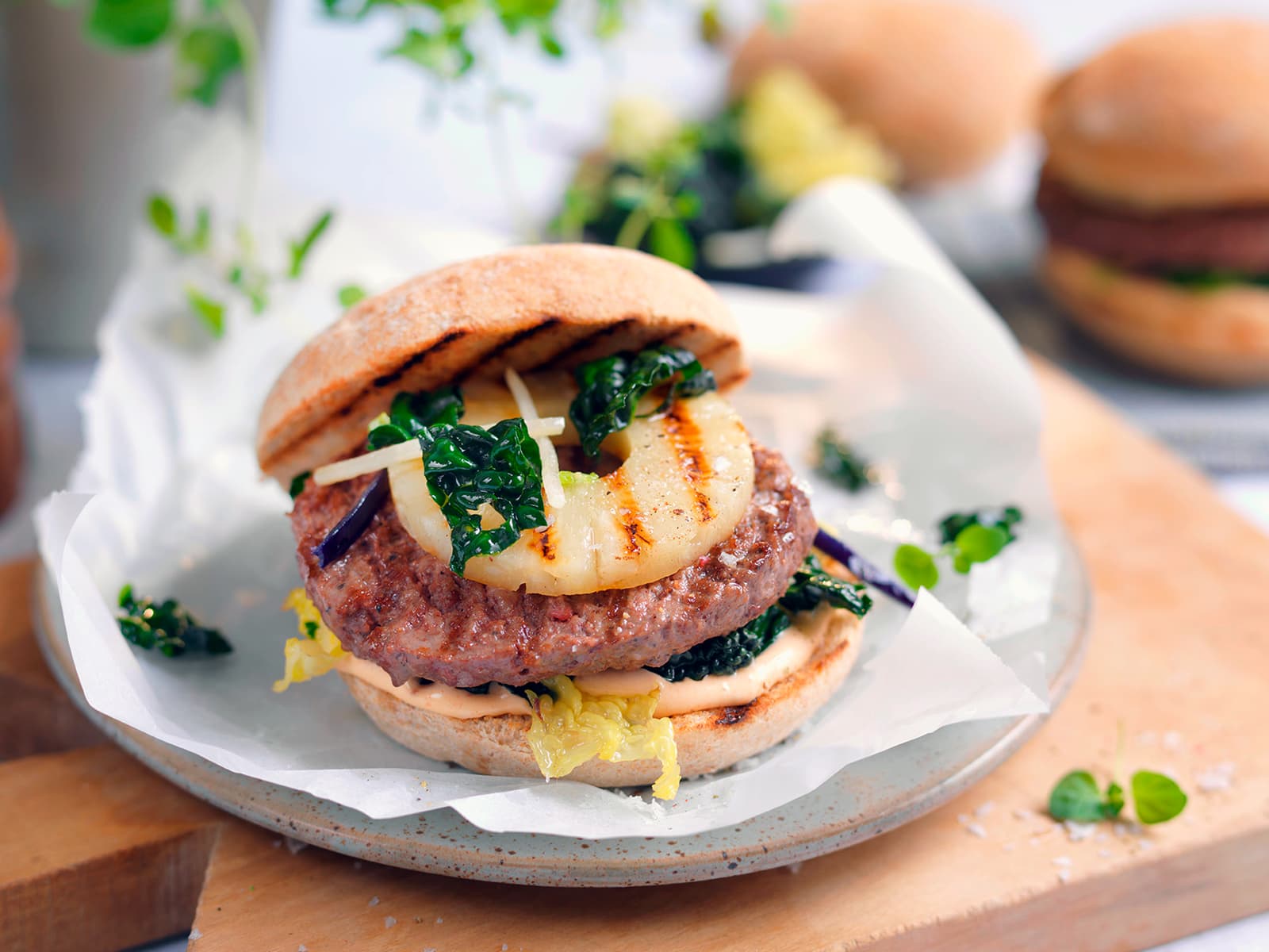 Hamburger med ananas og stekt grønnkål