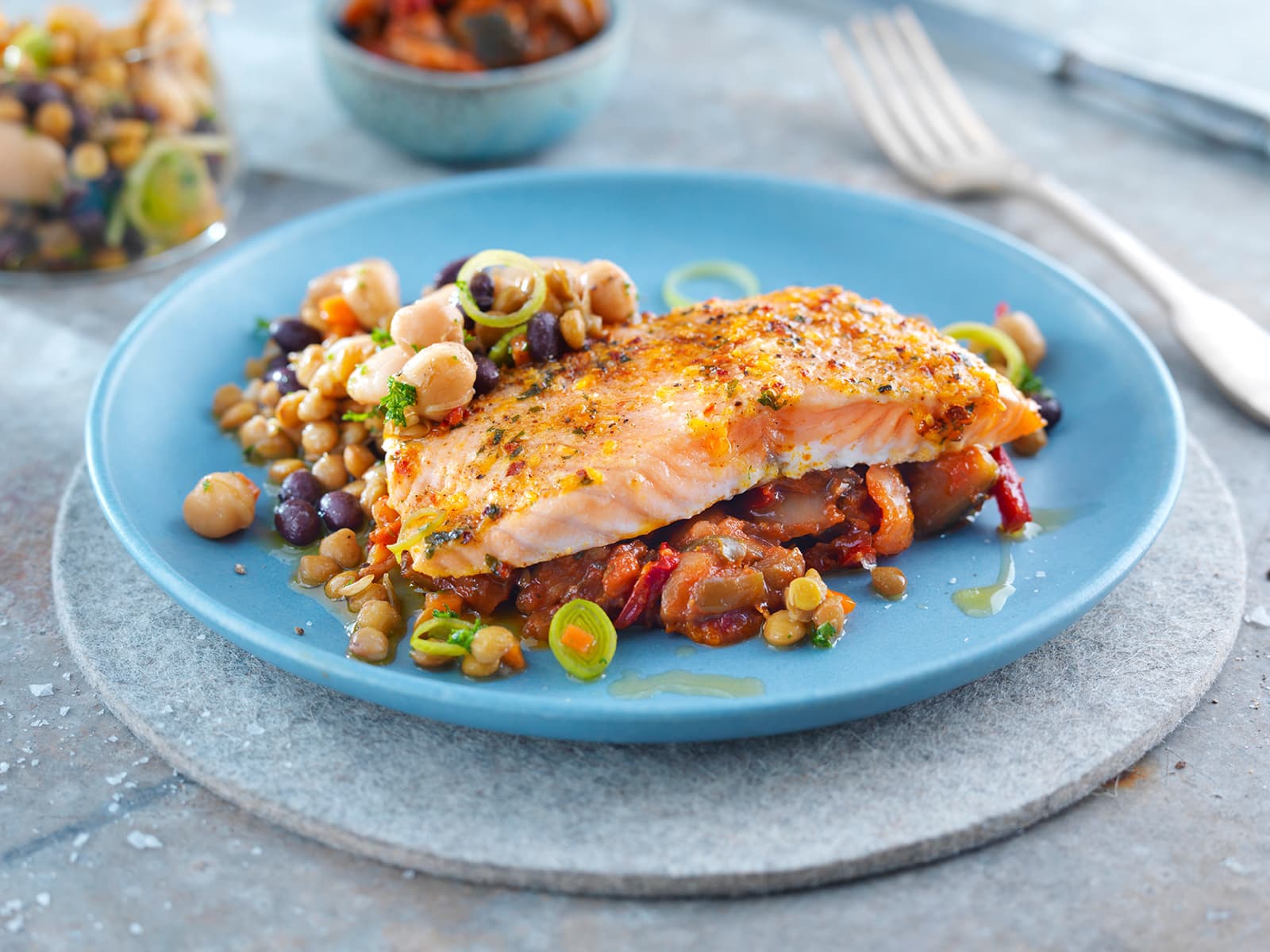 Marinert laks med bønnesalat og ratatouille