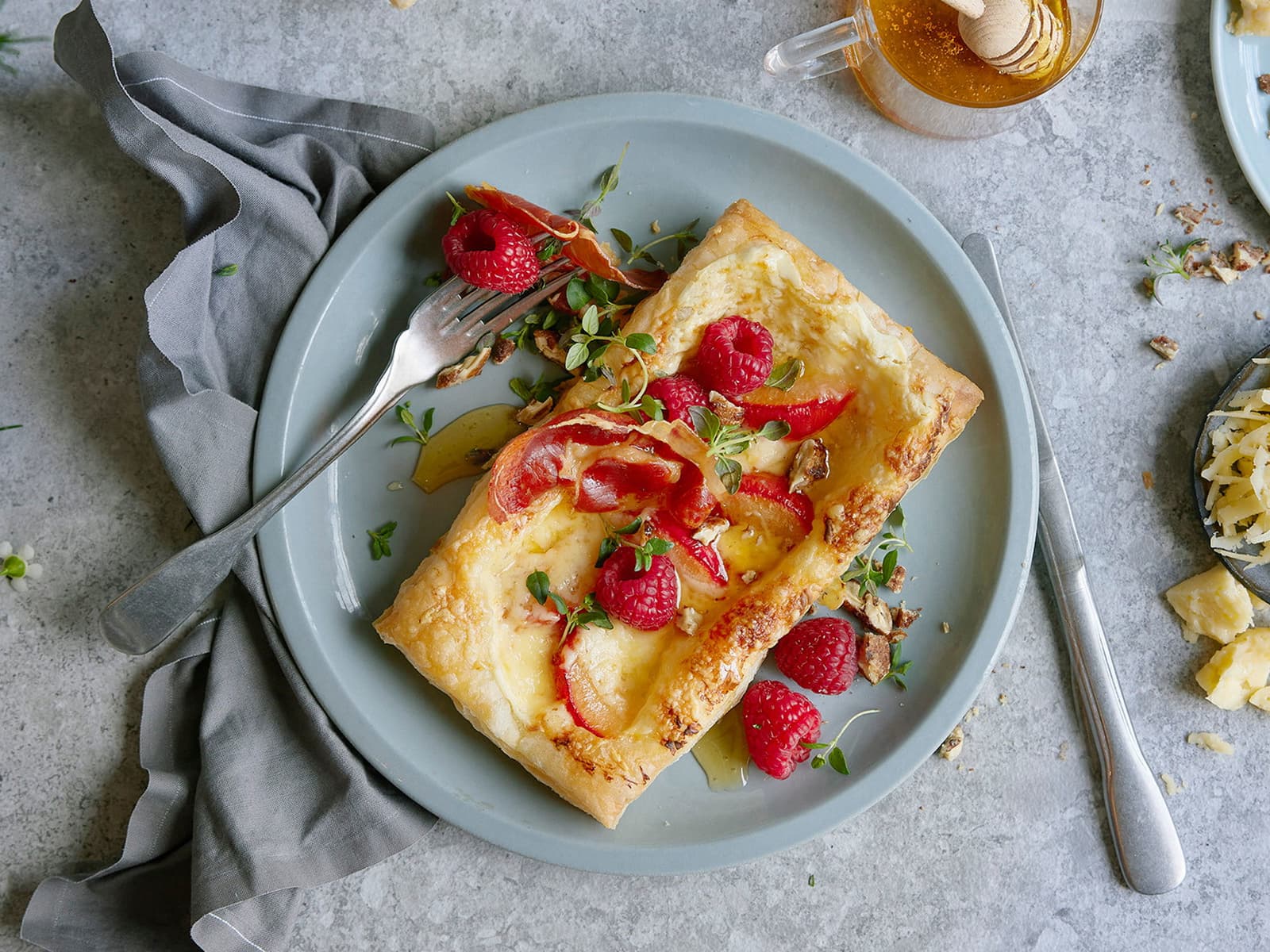 Butterdeig med Østavind, plomme, bringebær og nøtter