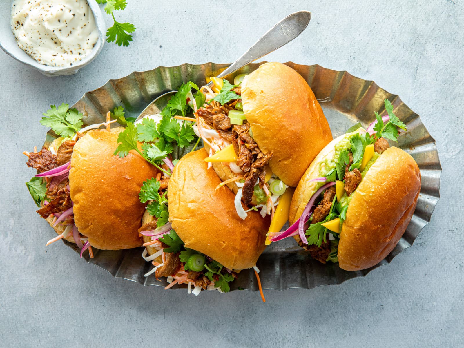 Vegetarsliders med mango og syltet rødløk