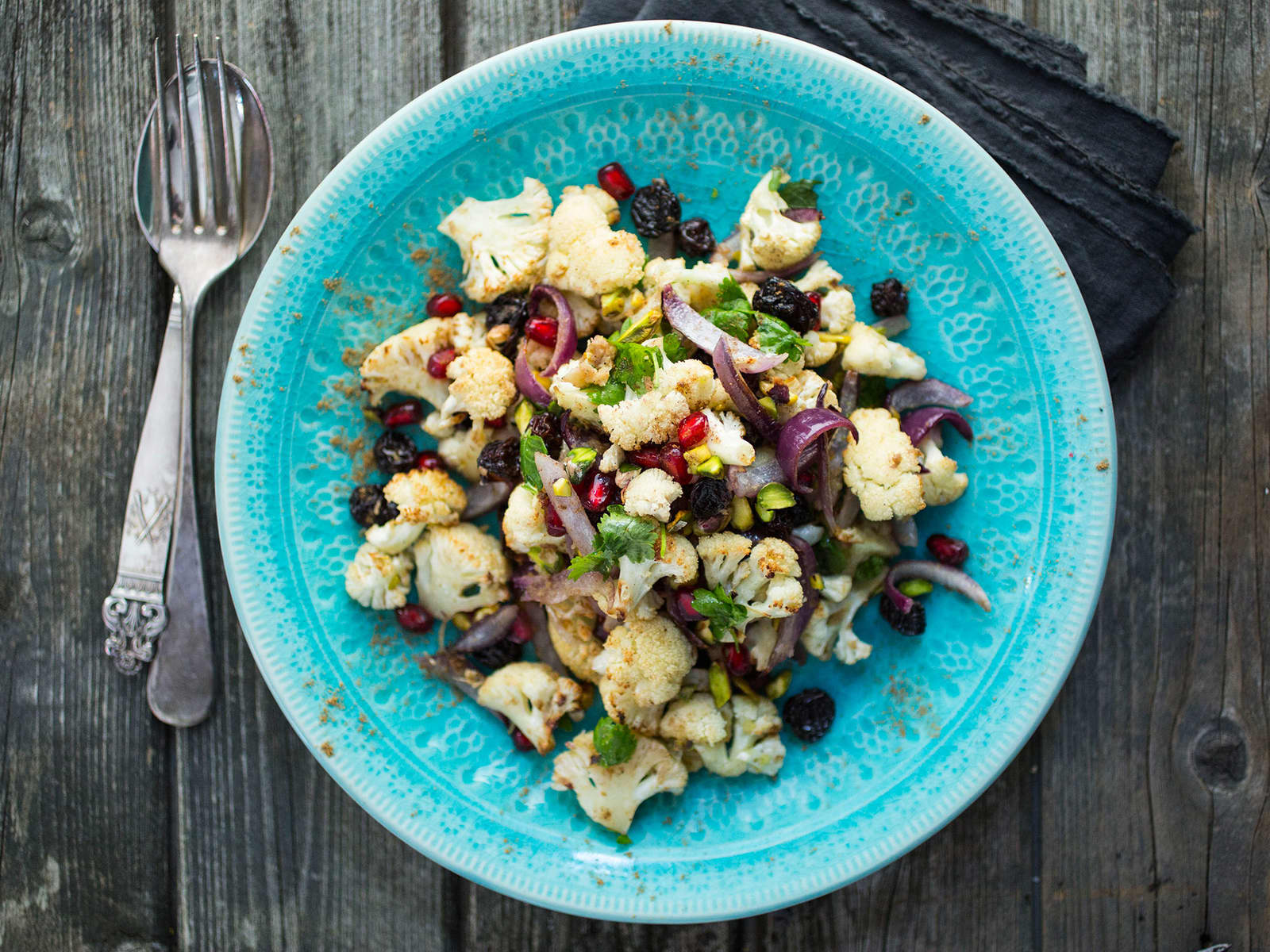 Stekt blomkål med rødløk, rosiner og ingefær