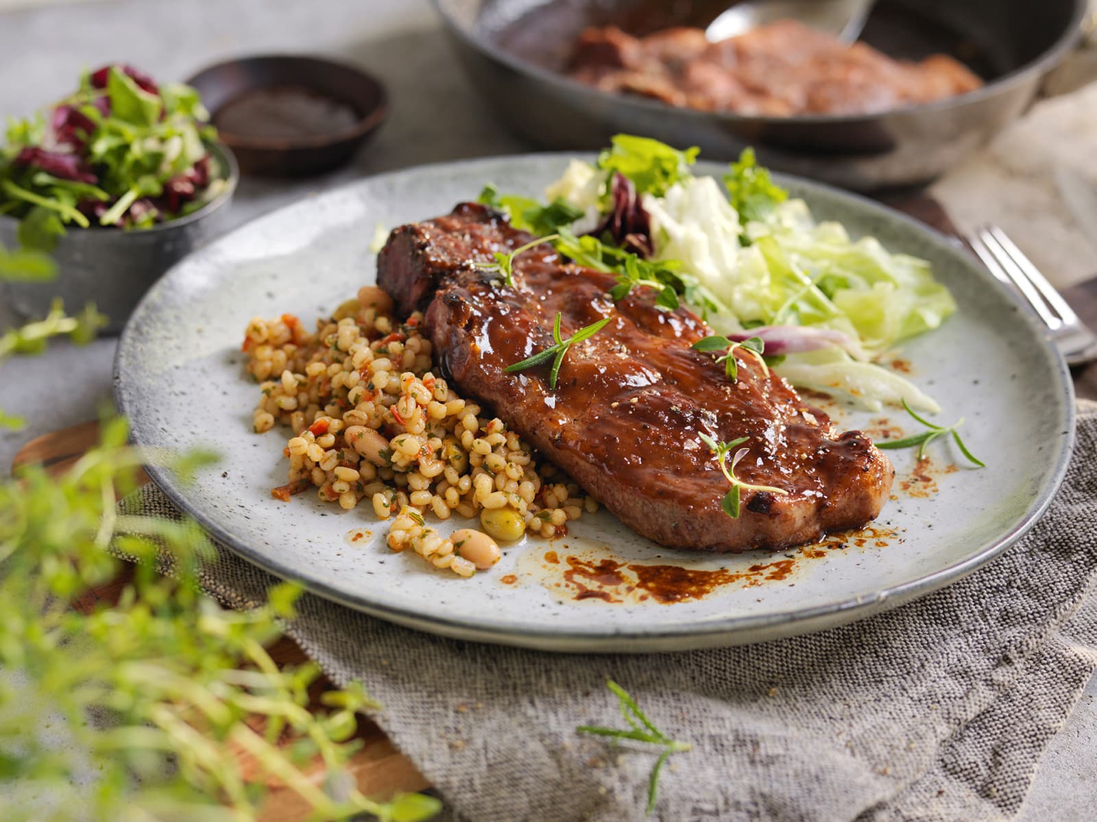 Nakkekoteletter med byggrynsalat