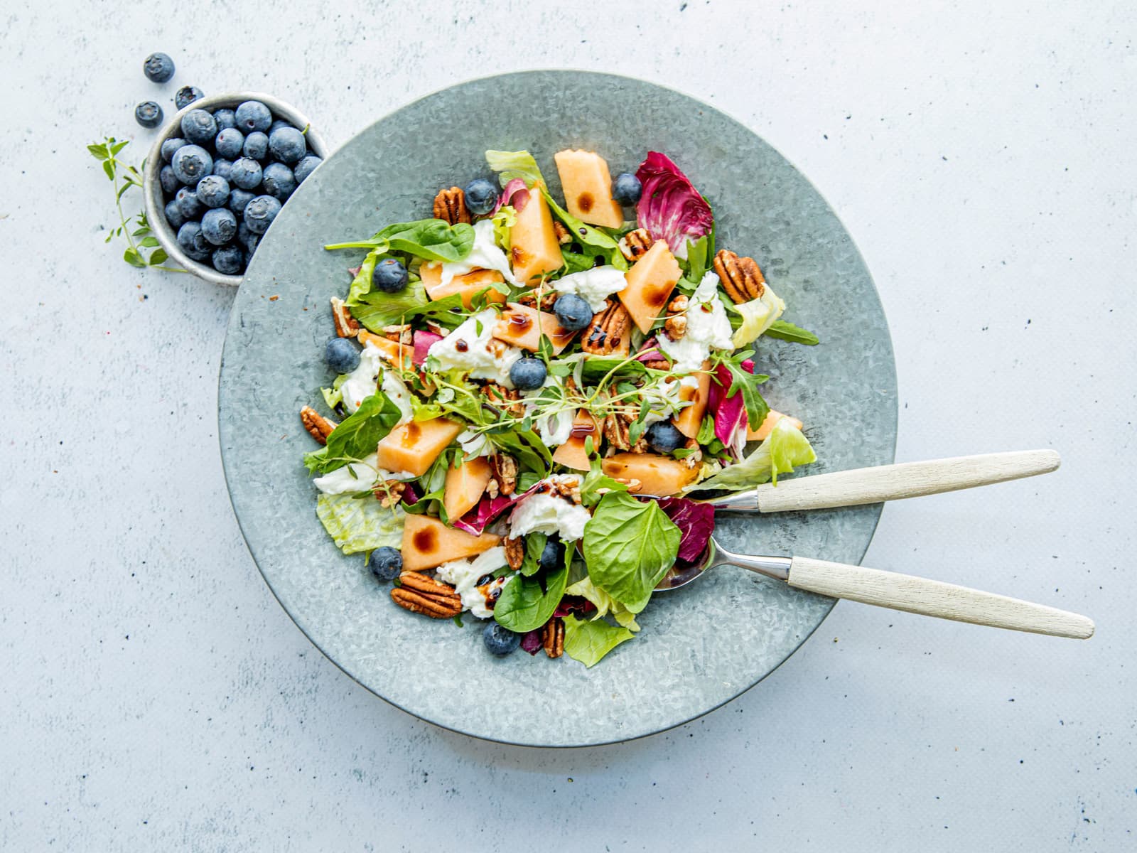 Fristende salat med melon og bær