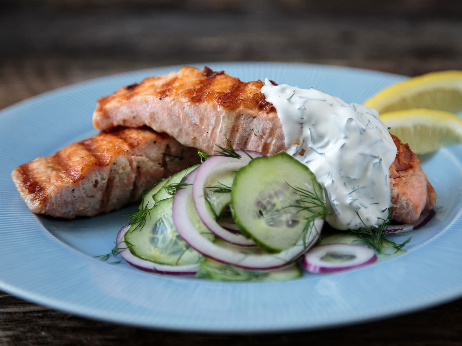 Grillet laks med agurksalat