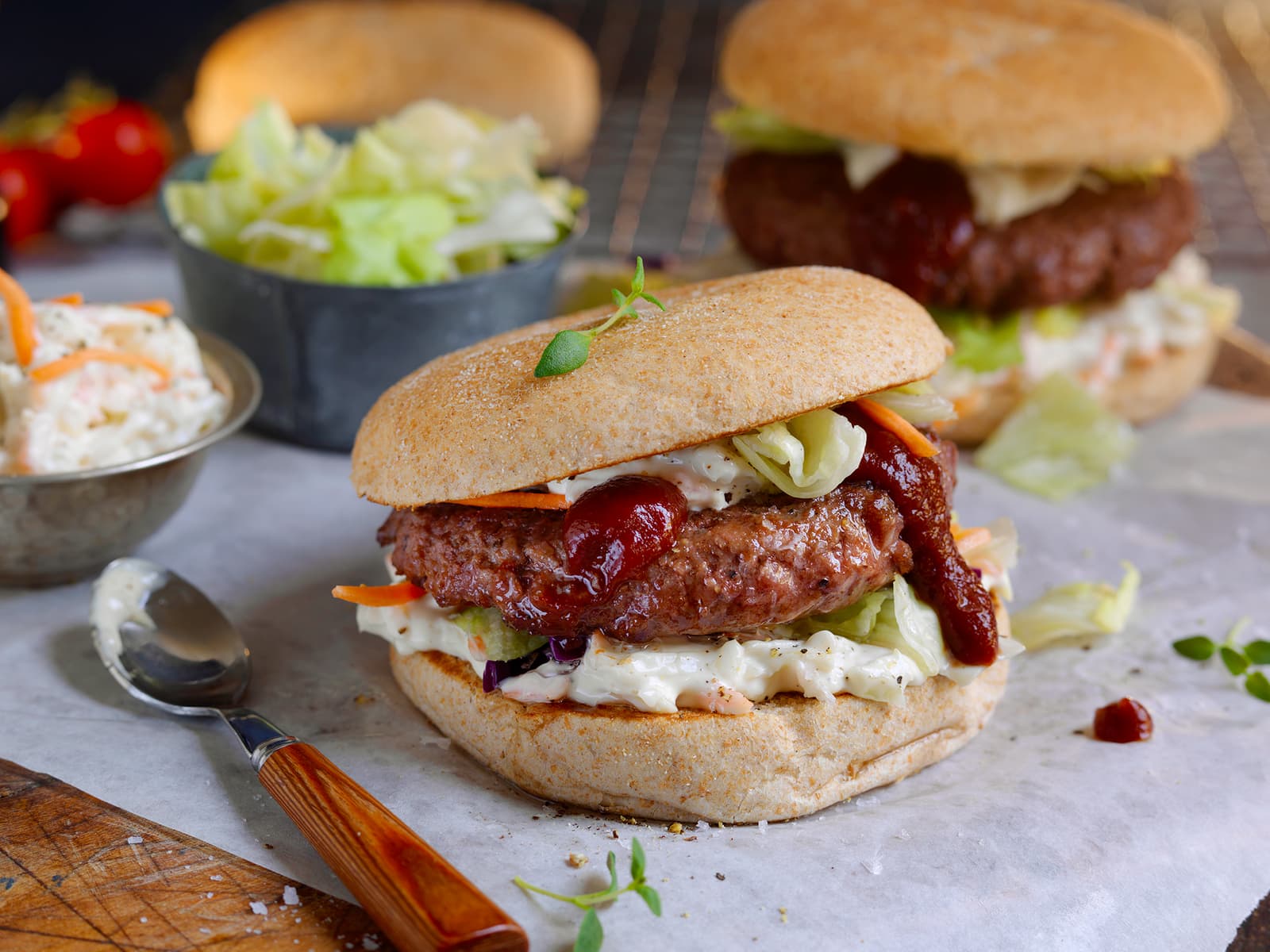 Enkel hamburger med coleslaw