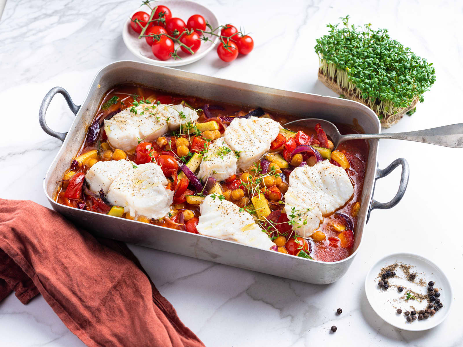 Ovnsbakt torsk med kikerter og chorizo