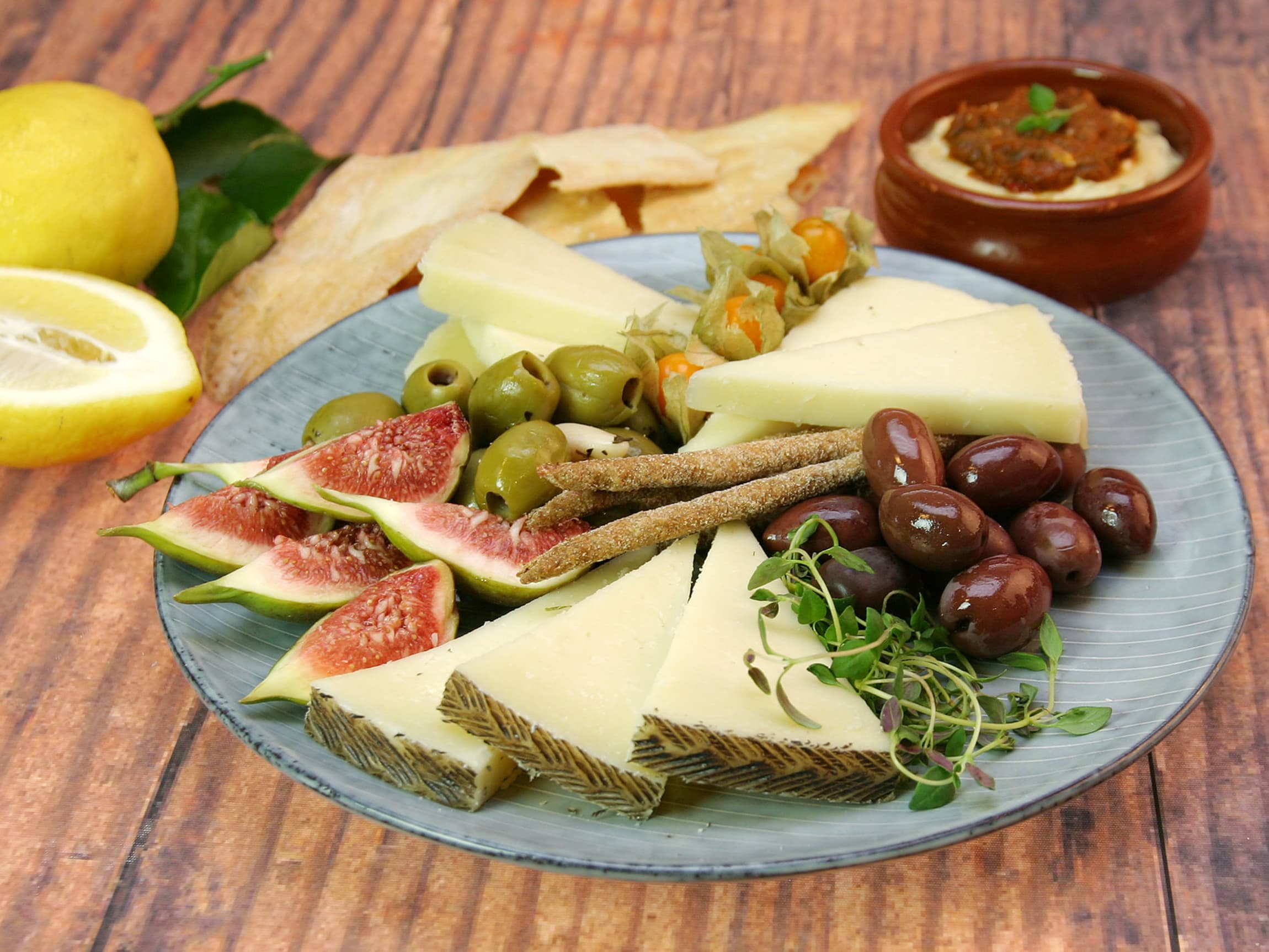 Skap feriefølelsen hjemme med spanske og italienske oster | Meny.no