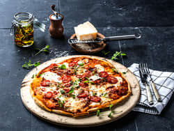 Hjemmelaget italiensk pizza med bacon