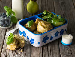 Grove pizzasnurrer med pesto, bacon og purre