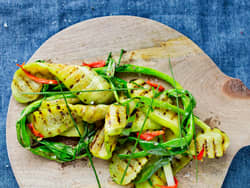 Grillet salatagurk med vårløk, gressløk og mangodressing