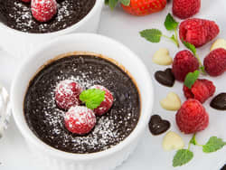 Bakt sjokoladekrem med kanel og friske bær