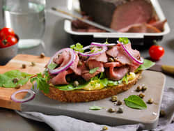 Roastbiffsmørbrød med kapers og rødløk