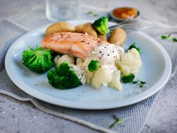 Laksefilet med saltkokte poteter