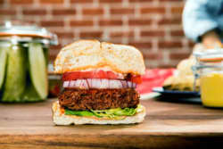 Beyond Meat burger med pommes frites