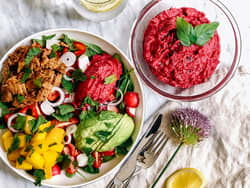 Vegansk salat med rødbethummus