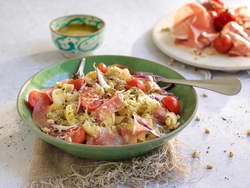 Pastasalat med spekeskinke og pesto