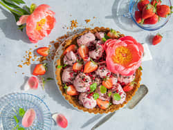 Dessertpai med kirsebæris og jordbær