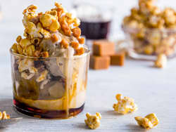 Karamellis med karamellisert popcorn og fudge