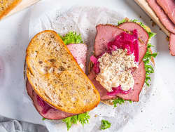 Pastrami sandwich med syltet rødløk og coleslaw