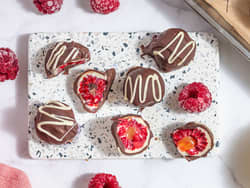 Frosne bringebær med sjokolade