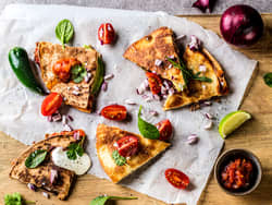 Quesadilla med tacokjøtt, chunky salsa og guacamole