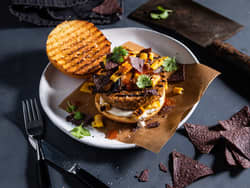 Vegetarburger med grillet mais, sopp og tortillachips