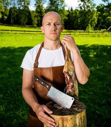 Pølsemakerne hos ASK på Ringerike lager prisbelønte økologiske spekepølser med mye smak.